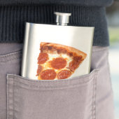Flasque Tranche de pizza pepperoni classique de SlipperyJo (En situation)
