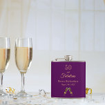 Flasques 50 fabuleux monogramme d'or violet<br><div class="desc">Un cadeau de 50e anniversaire simple et élégant pour une femme. Un arrière - plan violet profond féminin avec deux verres de champagne,  des flûtes en guise de décor. Avec le texte : 50 et fabuleux. Personnalisez et ajoutez un nom et une date.  Lettres de couleur or.</div>