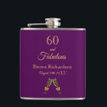 Flasques 60 fabuleux monogramme chic en or violet d'anniver<br><div class="desc">Un cadeau de 60e anniversaire simple et élégant pour une femme. Un arrière - plan violet profond féminin avec deux verres de champagne,  des flûtes en guise de décor. Avec le texte : 60 et fabuleux. Personnalisez et ajoutez un nom et une date.  Lettres de couleur or.</div>
