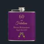 Flasques 60 fabuleux monogramme chic en or violet d'anniver<br><div class="desc">Un cadeau de 60e anniversaire simple et élégant pour une femme. Un arrière - plan violet profond féminin avec deux verres de champagne,  des flûtes en guise de décor. Avec le texte : 60 et fabuleux. Personnalisez et ajoutez un nom et une date.  Lettres de couleur or.</div>