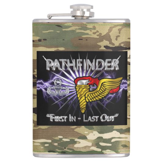 Flasques Badge Pathfinder - Camo "First In Dernier Out" (Devant)