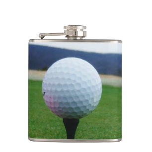 Flasques Bal de golf blanc sur un terrain de golf de montag