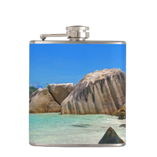 Flasques Belle mer tropicale avec une plage rocheuse