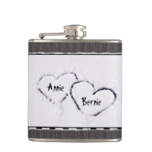 Bois gris affligé par neige blanche fraîche de