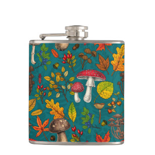 Flasques Champignons d'automne, feuilles, noix et baies sur
