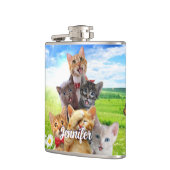 Flasques Chatons amusants dans le champ vert. (Gauche)