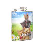 Flasques Chatons amusants dans le champ vert. (Droite)