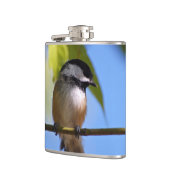 Flasques Chickadee mignon sur une photographie de branche (Gauche)
