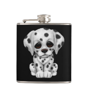 Flasques Chiot dalmatien mignon sur le noir
