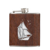Flasques Chrome Sailboat sur Wet Mahogany Imprimer (Devant)
