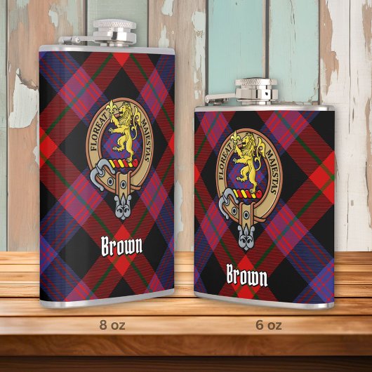 Flasques Clan Brown Crest sur Tartan