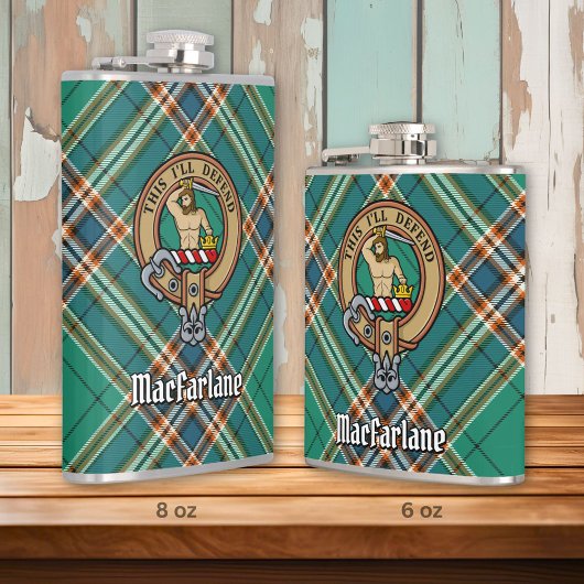 Flasques Clan MacFarlane Crest sur Tartan de chasse antique