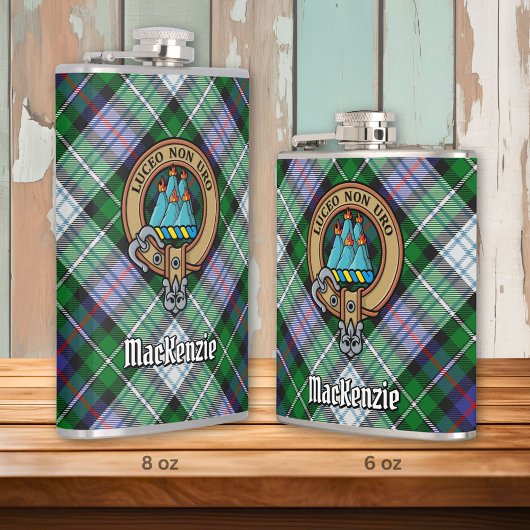 Flasques Clan MacKenzie Crest sur Tartan de robe