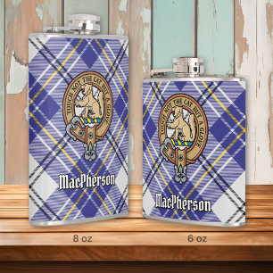 Flasques Clan MacPherson Crest sur la robe bleue Tartan
