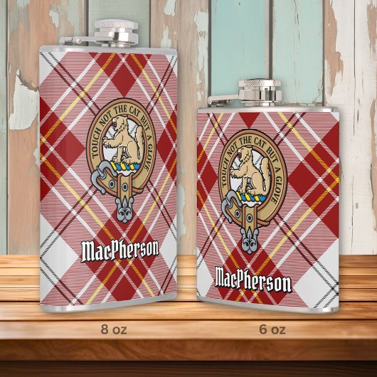 Flasques Clan MacPherson Crest sur la robe rouge Tartan