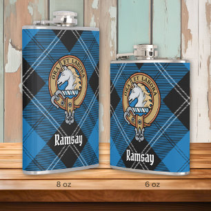 Flasques Clan Ramsay Crest sur Blue Hunter Tartan