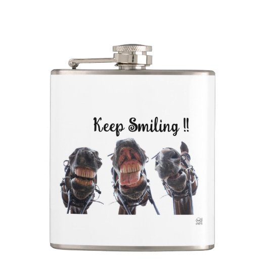 Flasques Des chevaux dans la bouche. Trois chevaux sourient (Devant)