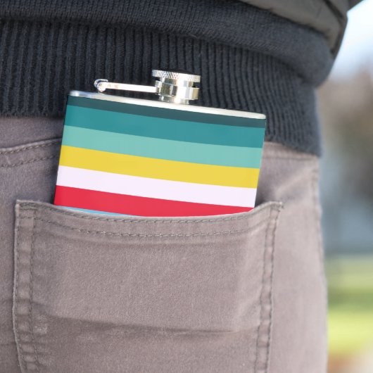 Flasques Des rayures rouges et jaunes entre les tons bleus (En situation)