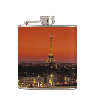 Flasques Europe, France, Paris. Vue coucher de soleil sur E