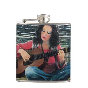 Flasques Femme Jouant De La Musique Avec Guitare Acoustique