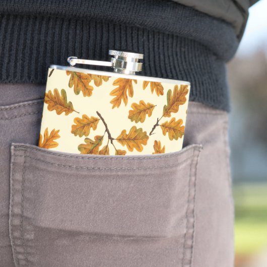 Flasques Feuilles de chêne automnal sur blanc (En situation)