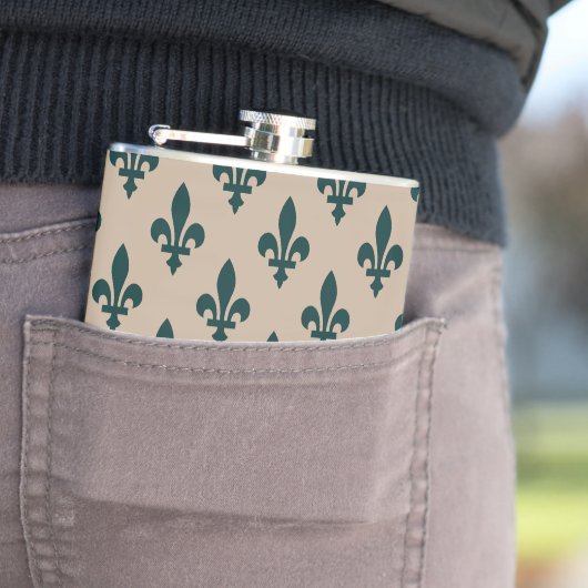 Flasques Fleur de Lis Motif, Royal French Green on Cream (En situation)
