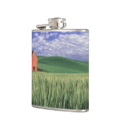 Flasques Grange rouge dans le domaine de blé et d'orge en (Gauche)