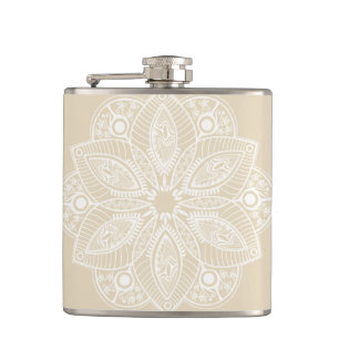 Flasques Mandala blanc exotique sur Arrière - plan beige