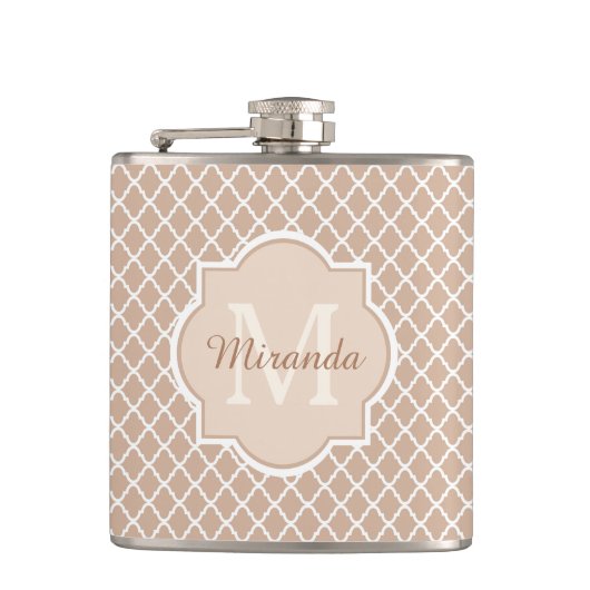 Flasques Monoggramme de Quatrefoil Preppy Tan avec nom (Devant)