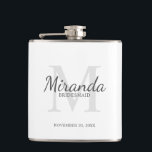 Flasques Monogramme et nom de la servante d'accueil personn<br><div class="desc">Cadeaux Bridesmaids personnalisées avec le nom de la femme d'honneur personnalisée en gris style de police de script classique et monogramme en gris clair style de police serif classique en arrière - plan avec titre et date de mariage en gris style de police serif classique sur arrière - plan blanc....</div>