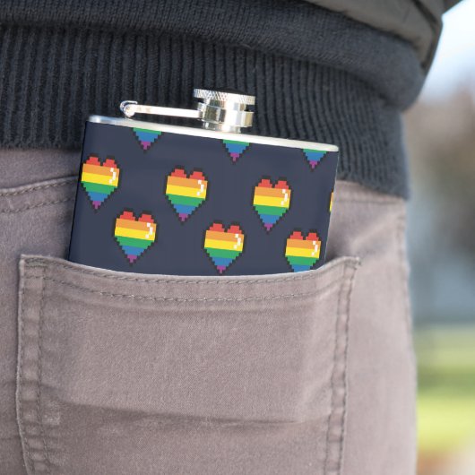 Flasques Motif de coeur Rainbow 8 Bit (En situation)