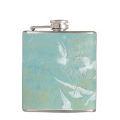 Flasques Oiseaux blancs volant par le ciel bleu (Devant)