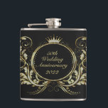 Flasques Parties scintillant de fleurs d'or et de blanc<br><div class="desc">Image de parties scintillant en or et blanc encadrée de tourbillons floraux avec une couronne sur arrière - plan noir. Texte personnalisable Si vous avez besoin d'aide pour customiser un de mes designs, contactez le concepteur ArtOnWear. La mise en forme de texte gratuite avec aide en direct est disponible sur...</div>