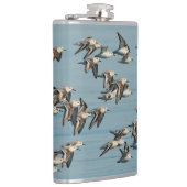 Flasques Sanderlings prend l'avion dans le ciel d'hiver (Droite)