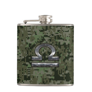 Flasques Symbole du Zodiac de Libra sur le camouflage numér