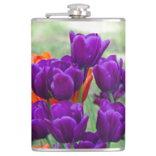 Flasques Tulipes violettes foncées par beau temps dans le j