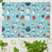 Flat lay kitchenware mugs and bright red tomatoes theedoek (Gevouwen)