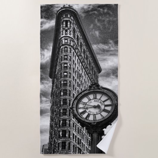Flatiron Building and Clock in Black and White Strandlaken (Voorkant)