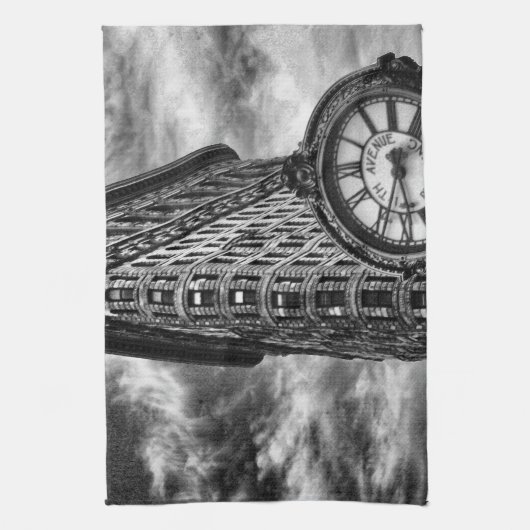 Flatiron Building and Clock in Black and White Theedoek (Verticaal)