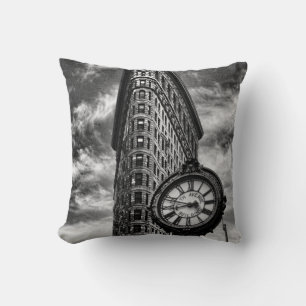 Flatiron Building en Klok in Zwart en Wit Kussen