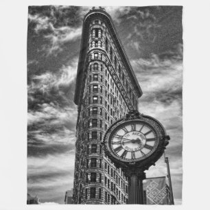 Flatiron Building en klok in zwart-wit Fleece Deken