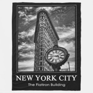 Flatiron Building en klok in zwart-wit Fleece Deken