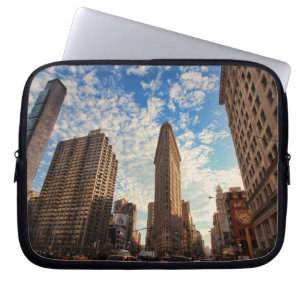Flatiron Building NYC, breed Uitzicht, Puffy Cloud Laptop Sleeve