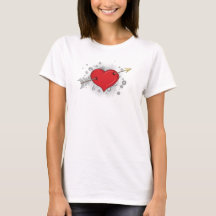 Flèches à travers le T-shirt du Coeur est l'amour