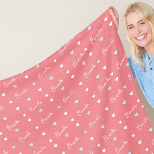 Fleece Deken herhalende naam en harten op roze