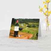 Fles rode wijn en glas op lijst kaart (Gele Bloem)