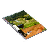 Fles van rode wijn en glas op tafel notitieboek (Rechterzijde)