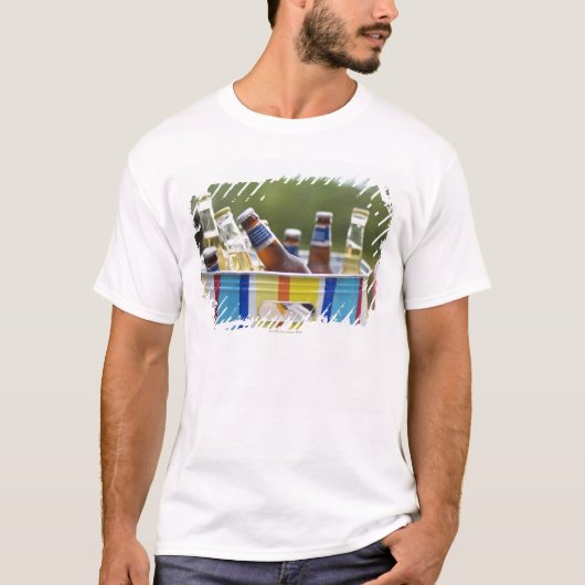 Flessen bier in ijsemmer t-shirt (Voorkant)