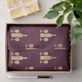 Flessen en glazen metaal-goudwijn op maroon tissuepapier (Geschenk)