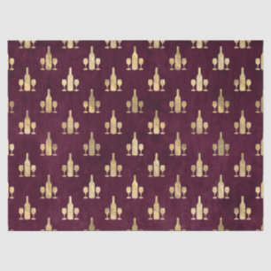 Flessen en glazen metaal-goudwijn op maroon tissuepapier